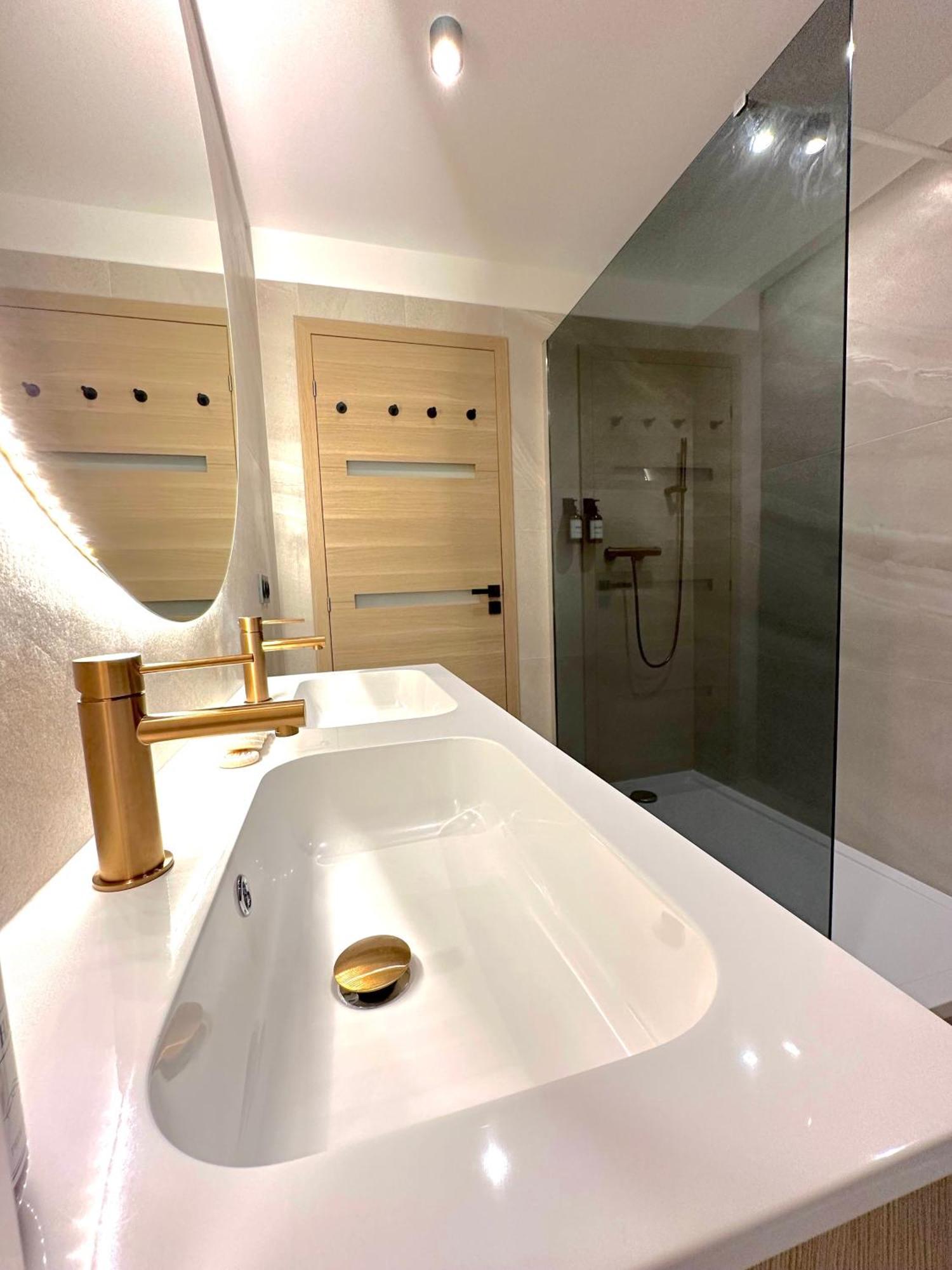 Monaco # Menton - 6 Persons - 2 Bedrooms - Full Renovated - Private Parking - Hypercenter - Clim - Beach And Sun 芒通 外观 照片